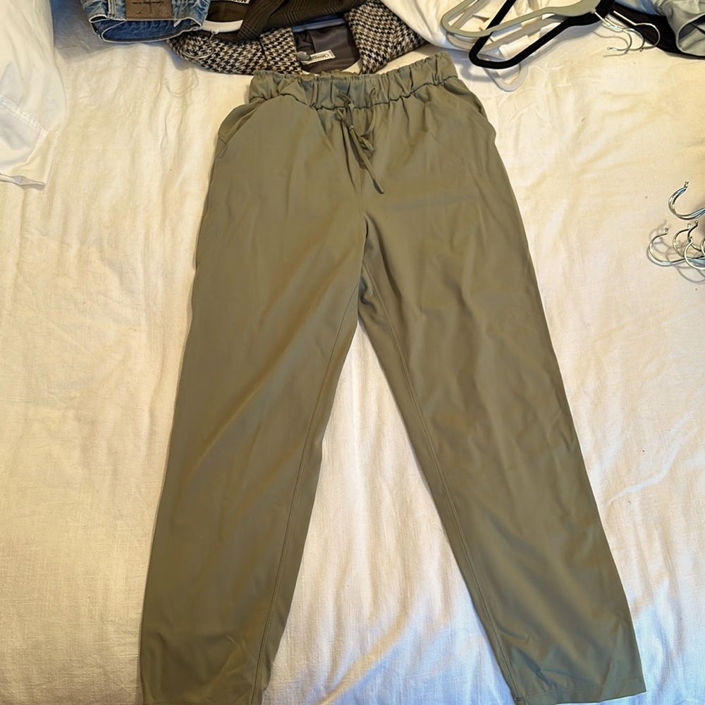 Lululemon size 6 green joggers